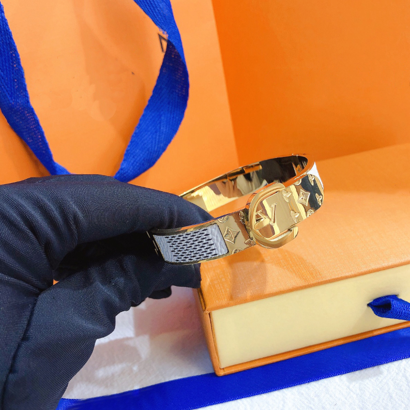 Ladies Fashion Jewelry Bangle Designer Style Bracelet Charming Exquisite New Campus Couples Romantic 18k Gold-Plated Design Luxury Brand Personalized Selection
Ladies Fashion Jewelry Bangle Designer Style Bracelet Charming Exquisite New Campus Couples Romantic 18k Gold-Plated Design Luxury Brand Personalized Selection