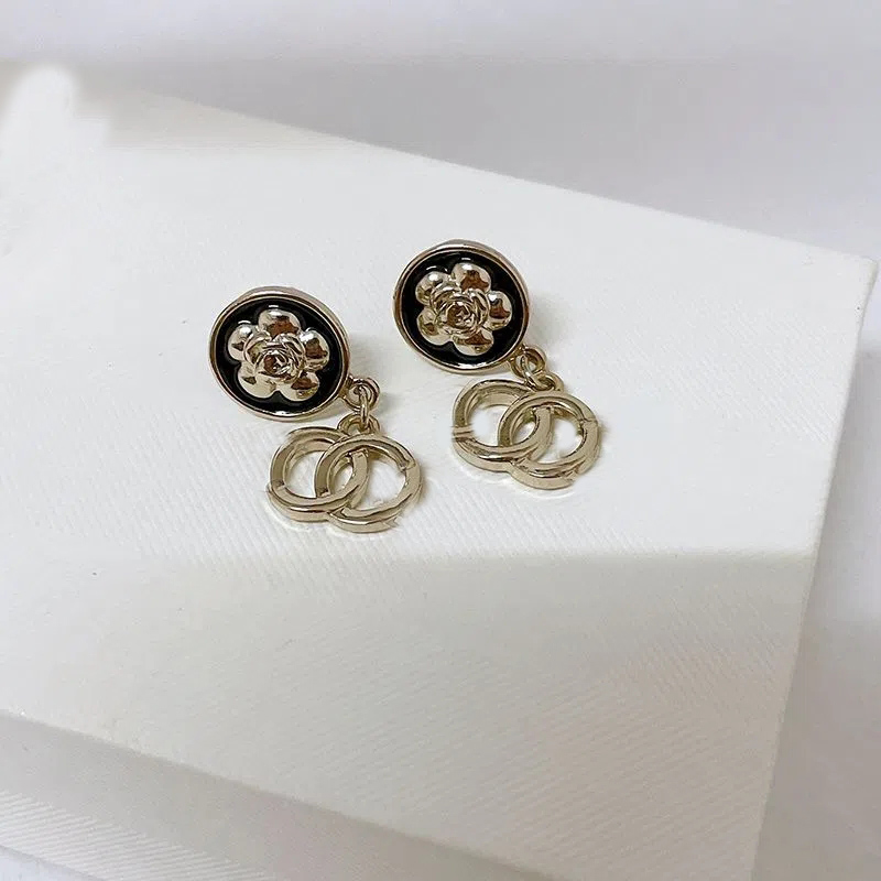 Classic Women Designers Relief Camellia Stud Jewelry Earring Circular Ear Stud Womens Brand Designer Hoops Studs Hoop Earrings C22102606
Classic Women Designers Relief Camellia Stud Jewelry Earring Circular Ear Stud Womens Brand Designer Hoops Studs Hoop Earrings C22102606