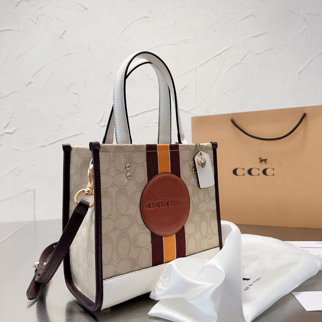 Luxurys Designers Shoulder Bags Woman Fashion Classic Handbags Limited Edition Lady tote bag Handbag high capacity Travel Shopping bag practical good nice gift
Luxurys Designers Shoulder Bags Woman Fashion Classic Handbags Limited Edition Lady tote bag Handbag high capacity Travel Shopping bag practical good nice gift