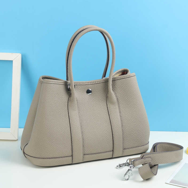 Luxurious Designer Herme bags New lychee pattern cowhide garden large capacity Tote Leather Women's hand wide shoulder strap one, Khaki
Luxurious Designer Herme bags New lychee pattern cowhide garden large capacity Tote Leather Women's hand wide shoulder strap one, Khaki