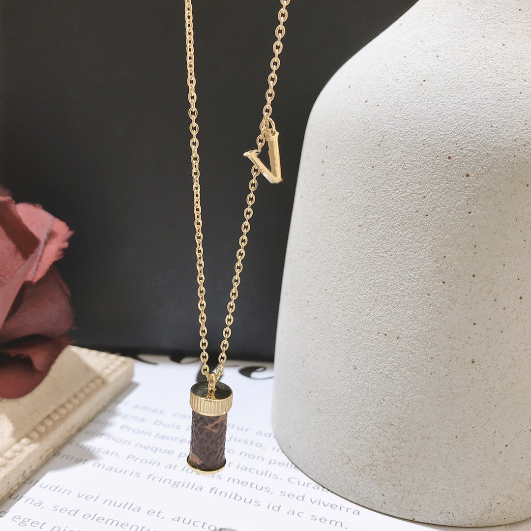 Classic perfume Bottle Pendant Necklace Luxury Jewelry Accessories Seasonal Fashion Designer Style Delicate Elegant Good looking Wear