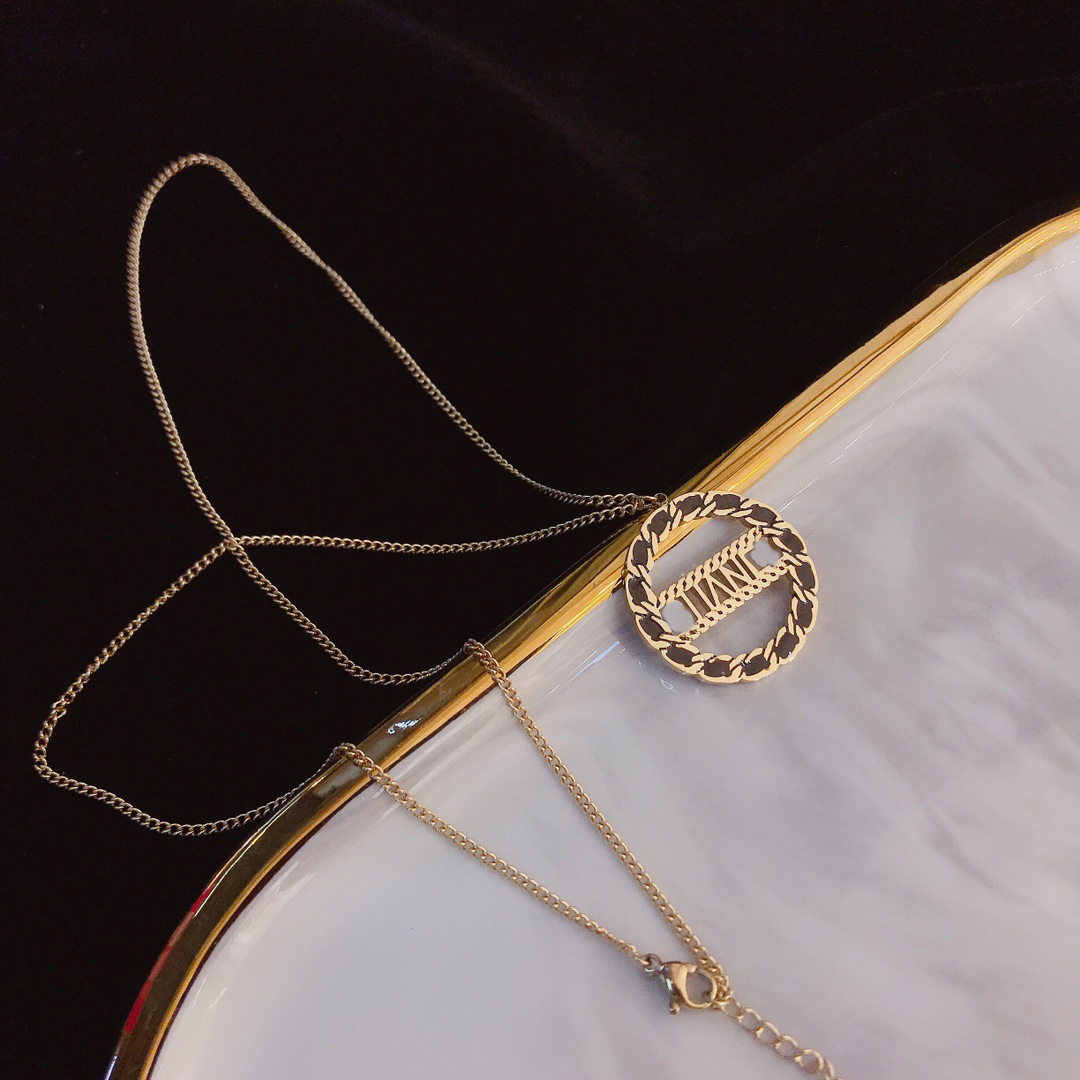 New Style Designer Letter Pendant Necklace Simple Accessories Fashion Classic Couple Premium Jewelry Selected Luxury Gift Base Versatile 
New Style Designer Letter Pendant Necklace Simple Accessories Fashion Classic Couple Premium Jewelry Selected Luxury Gift Base Versatile