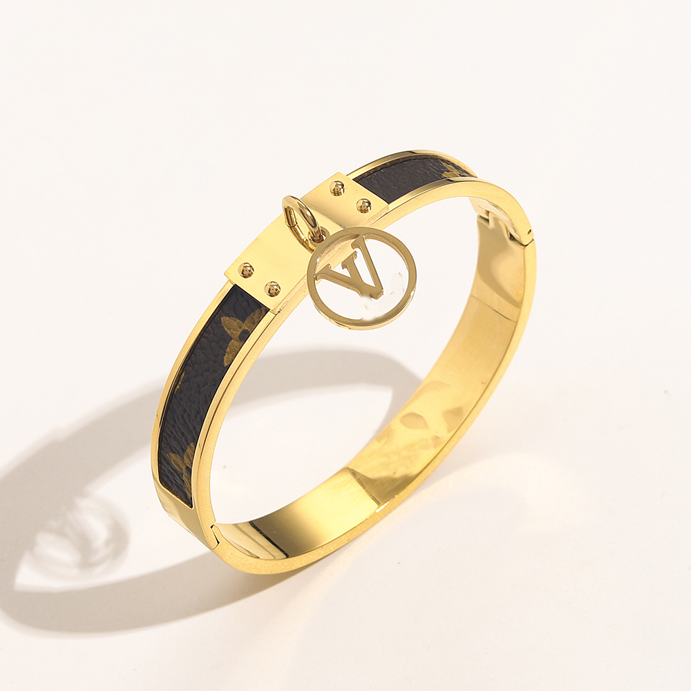 Europe America Fashion Style Bracelets Women Bangle Designer Letter Bracelet Faux Leather 18K Gold Plated Stainless steel Wedding Lovers Gifts Jewelry
Europe America Fashion Style Bracelets Women Bangle Designer Letter Bracelet Faux Leather 18K Gold Plated Stainless steel Wedding Lovers Gifts Jewelry