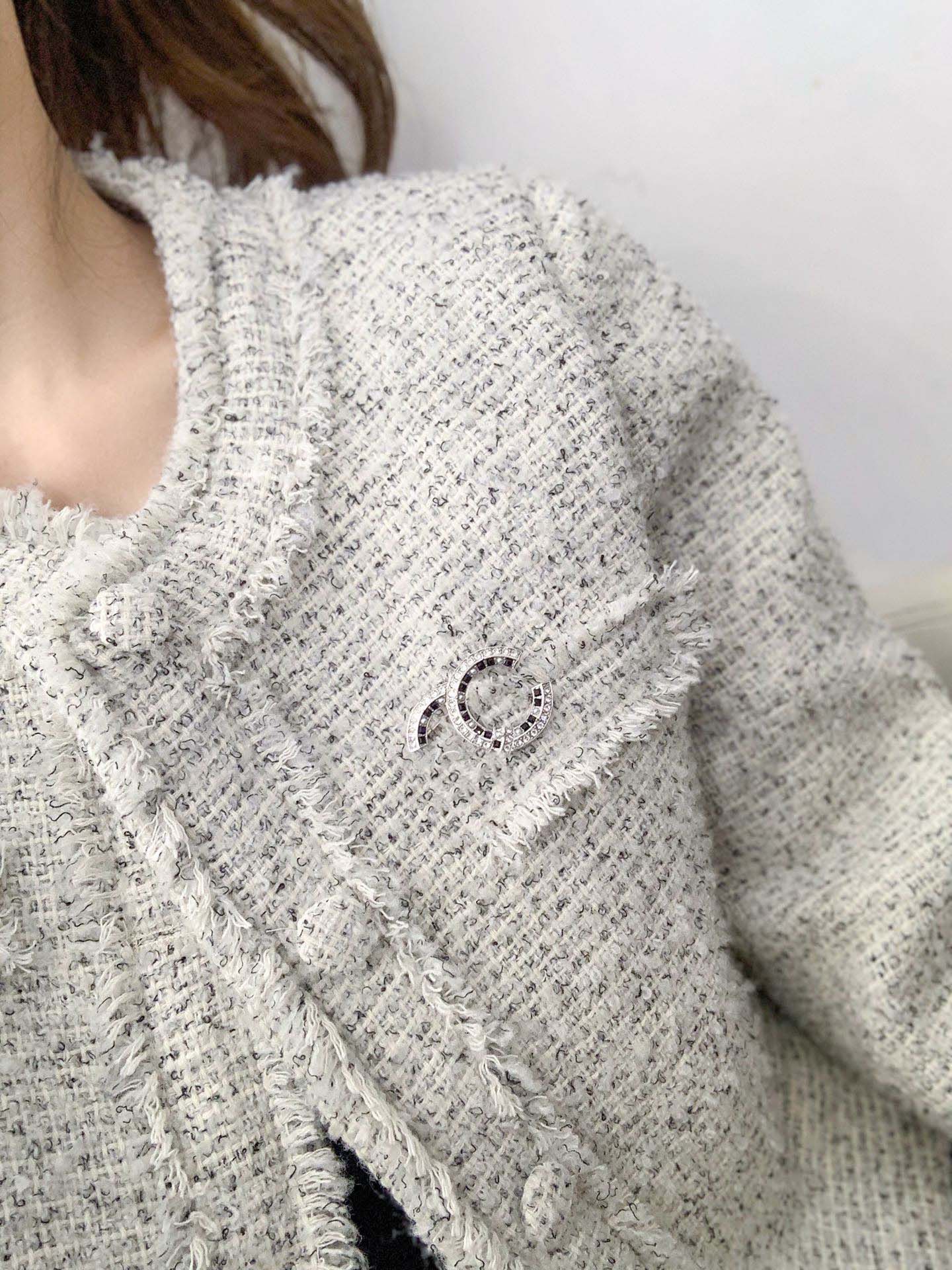 2022 Simple design charm brooch with white diamond and nature shell beads black color have box stamp PS3449A