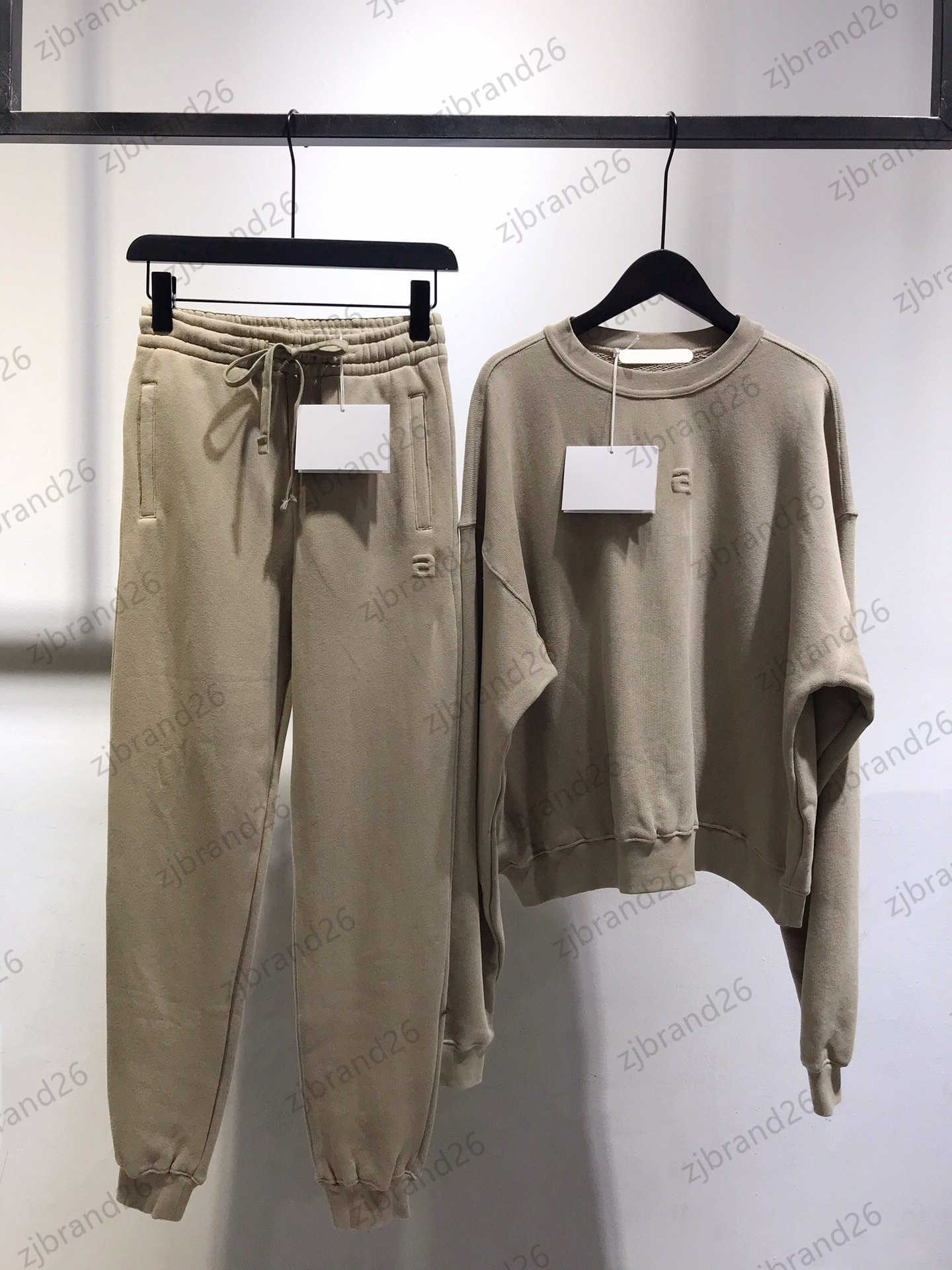 Brand Womens Two Piece Pants Stiff Circle Fabric Foam Letter LogoLong Sleeved Jumper Tops Lace-up Zip Pocket Bunch Of Foot Trousers Casual Joker Style Women Suit
Brand Womens Two Piece Pants Stiff Circle Fabric Foam Letter LogoLong Sleeved Jumper Tops Lace-up Zip Pocket Bunch Of Foot Trousers Casual Joker Style Women Suit