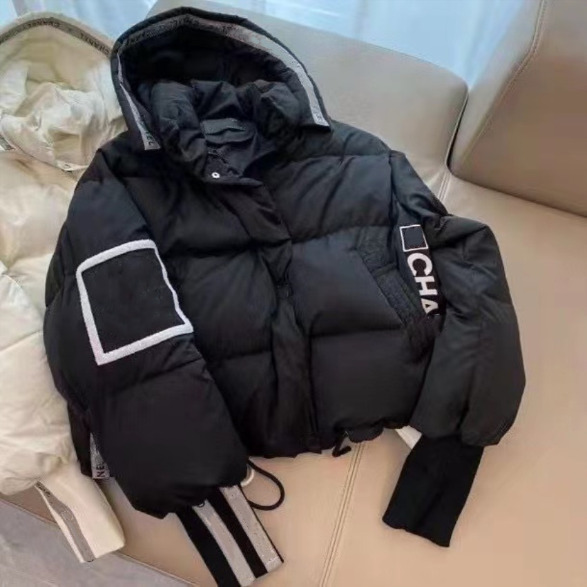 Top Designer Outwear Down Jackets Trend Luxurys Woman Winter Hooded Coats Elastic Sleeve Design Classic Letter SML, Black
Top Designer Outwear Down Jackets Trend Luxurys Woman Winter Hooded Coats Elastic Sleeve Design Classic Letter SML, Black