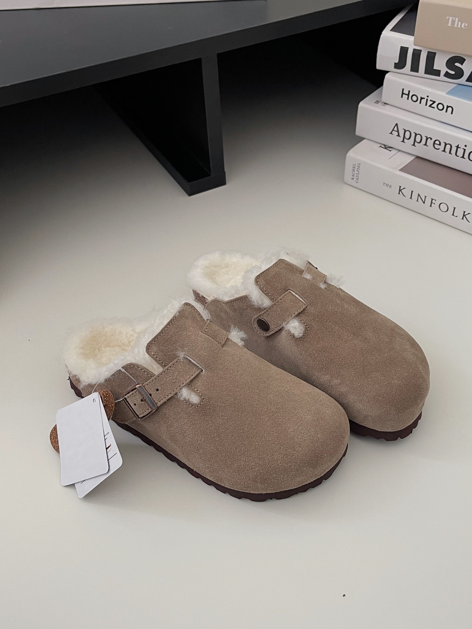 Slippers Fur Shearling Suede Boston Clogs Women Sandal Designer Shoes Slip On Flat Mule Wool Fluff Cork Slides Fashion Leather, Bkbt10241
Slippers Fur Shearling Suede Boston Clogs Women Sandal Designer Shoes Slip On Flat Mule Wool Fluff Cork Slides Fashion Leather, Bkbt10241