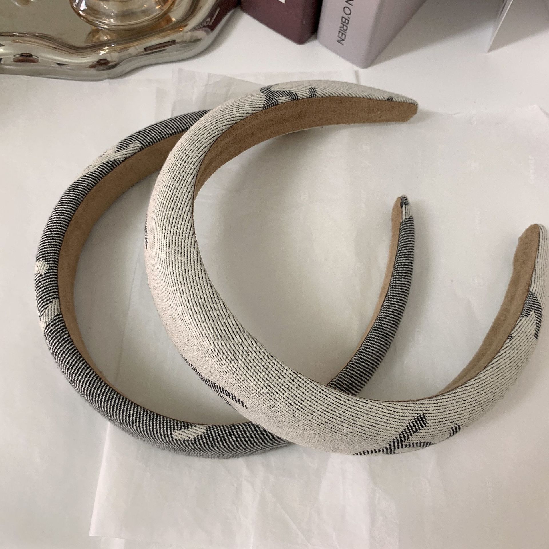Brand Designer Double Letter Printing C Headbands for Women Wide-brimmed Thicken Spring HairBands HeadWrap Cloth Fabric Headwear Street Fashion Girls HeadScarf
Brand Designer Double Letter Printing C Headbands for Women Wide-brimmed Thicken Spring HairBands HeadWrap Cloth Fabric Headwear Street Fashion Girls HeadScarf
