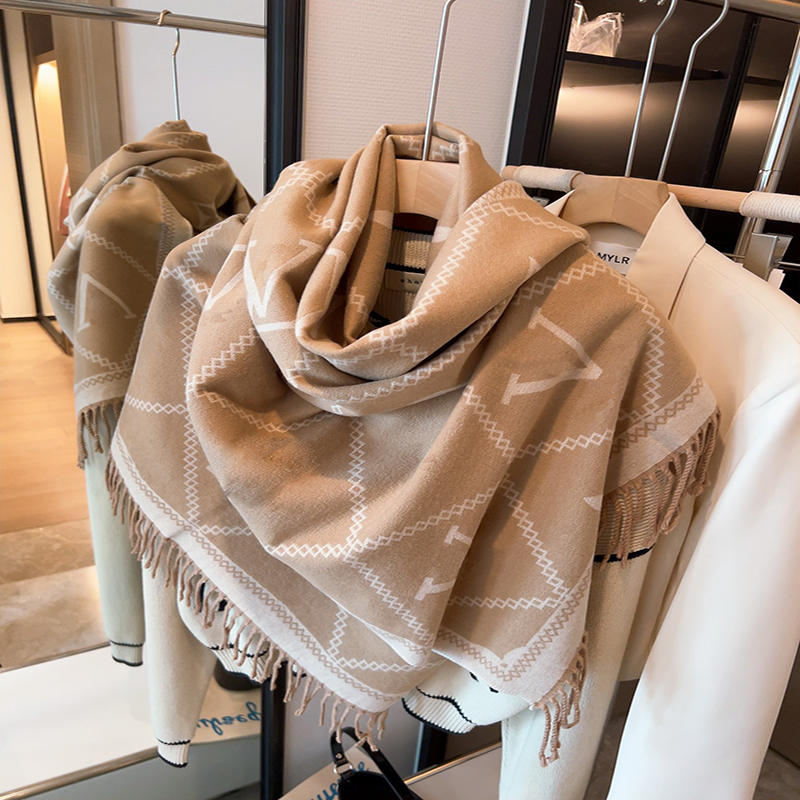 Designer Scarf Luxury Winter Cashmere Shawl Mens Stylish Scarves The Same Scarf As The Star Trend Womens Warm All Match Shawl D22102607JX
Designer Scarf Luxury Winter Cashmere Shawl Mens Stylish Scarves The Same Scarf As The Star Trend Womens Warm All Match Shawl D22102607JX