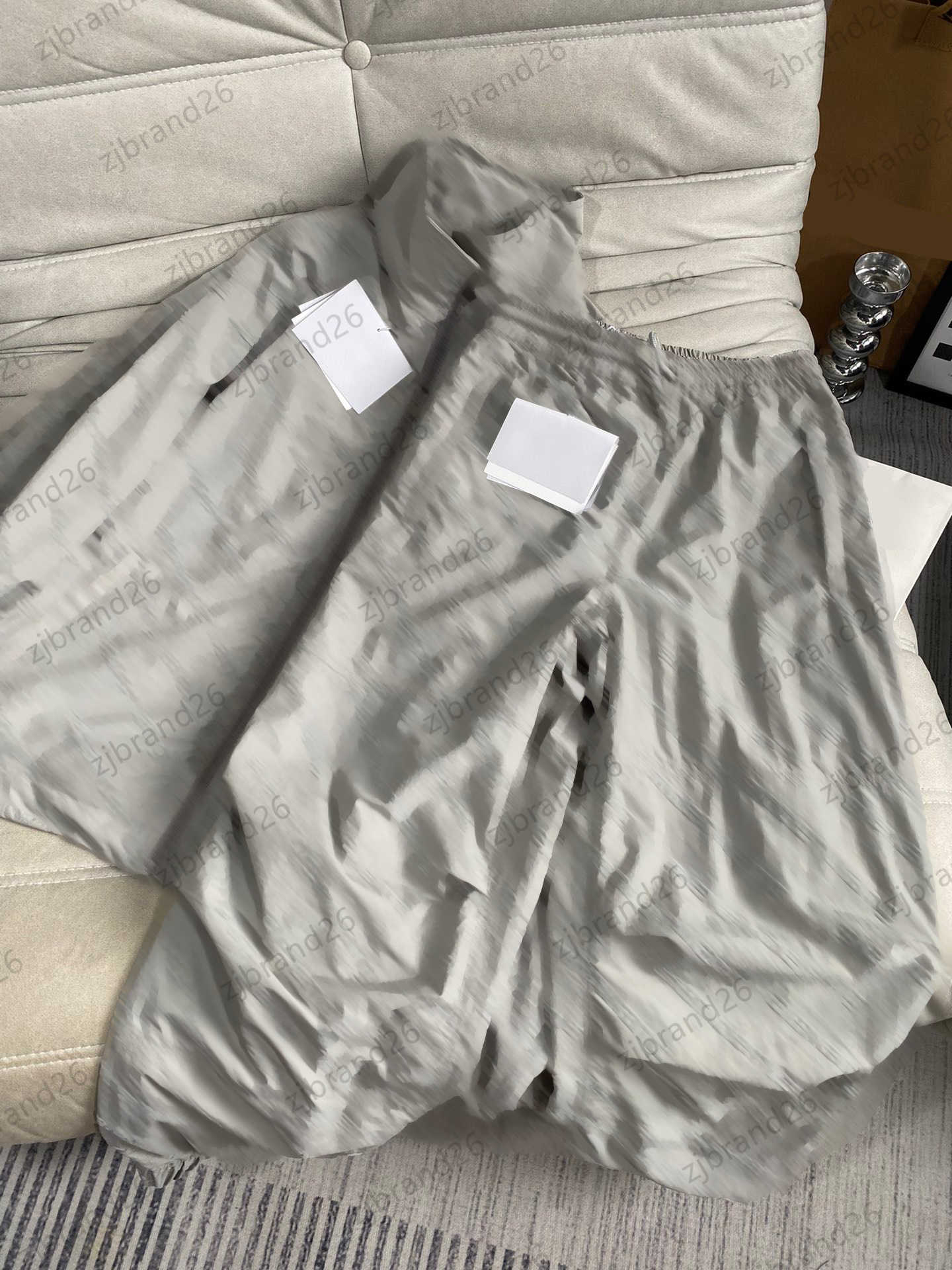 Womens Two Piece Pants Two Pieces Set High-end Fabrics Neutral Style Tracksuites Stand Collar Zipper Cuff Jacket Loose Casual Trousers Women Apparel 2 Colors
Womens Two Piece Pants Two Pieces Set High-end Fabrics Neutral Style Tracksuites Stand Collar Zipper Cuff Jacket Loose Casual Trousers Women Apparel 2 Colors