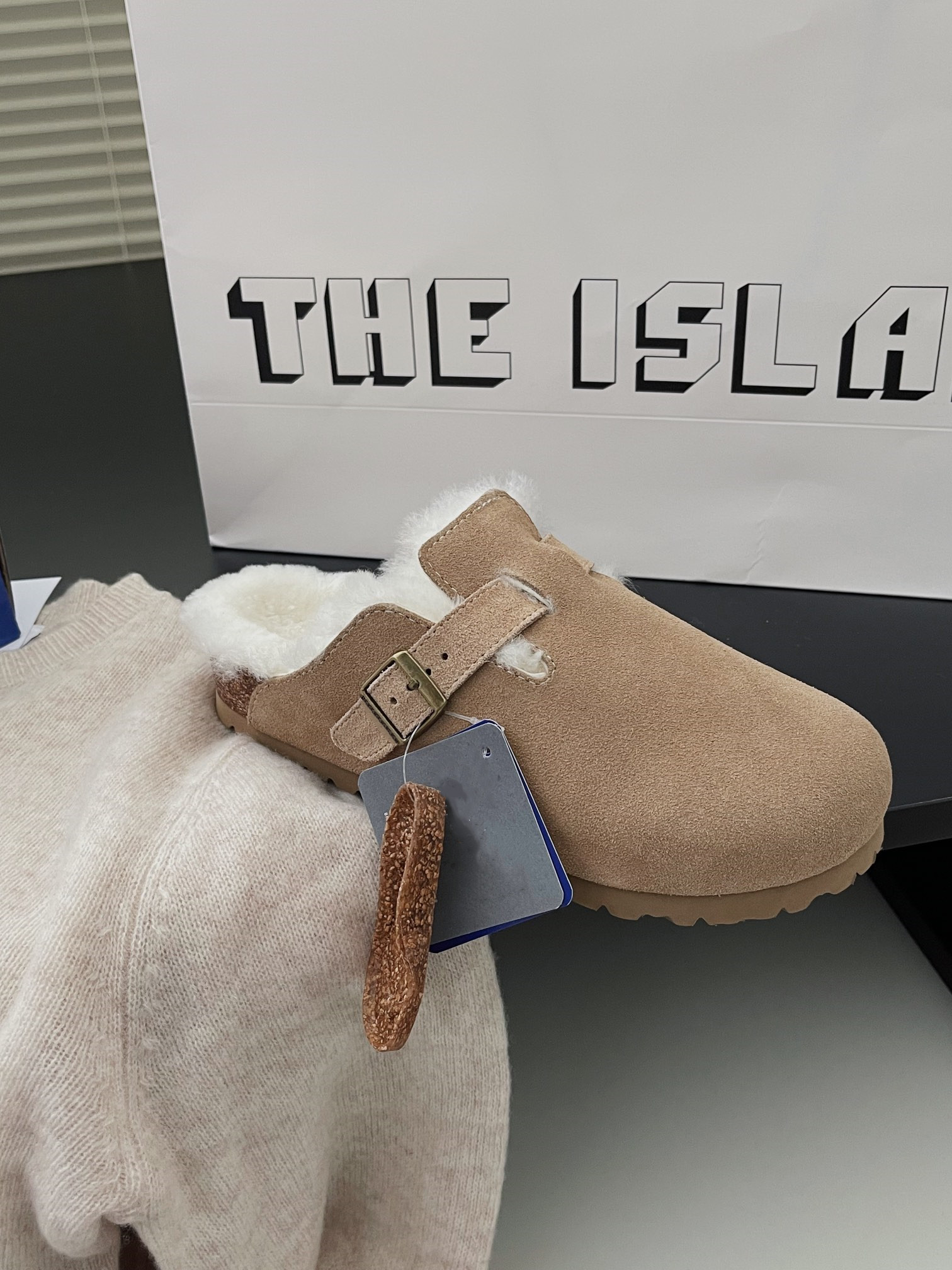 Slippers Fur Shearling Suede Boston Clogs Women Sandal Designer Shoes Slip On Flat Mule Wool Fluff Cork Slides Fashion Leather Bag Head884452., Bkbt10241
Slippers Fur Shearling Suede Boston Clogs Women Sandal Designer Shoes Slip On Flat Mule Wool Fluff Cork Slides Fashion Leather Bag Head884452., Bkbt10241