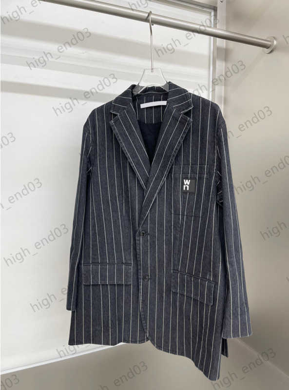 Designer Jacket Women Vertical Striped Denim Suit Jackets Leather Logo Adorns Pocket Button Flap Silhouette Coats Cool Sayin Style Womens Wear 1970
Designer Jacket Women Vertical Striped Denim Suit Jackets Leather Logo Adorns Pocket Button Flap Silhouette Coats Cool Sayin Style Womens Wear 1970