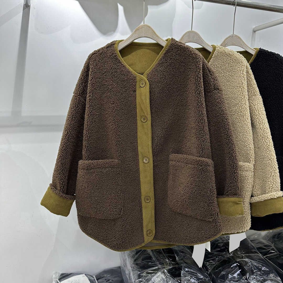Brand Womens Jackets Contrast Color Fur Body High Warm Lamb Wool Coats Tops V-neck Pocket Cuffs Turned Out Outwear Soft Waxy Lovely Style Women Clothes
Brand Womens Jackets Contrast Color Fur Body High Warm Lamb Wool Coats Tops V-neck Pocket Cuffs Turned Out Outwear Soft Waxy Lovely Style Women Clothes