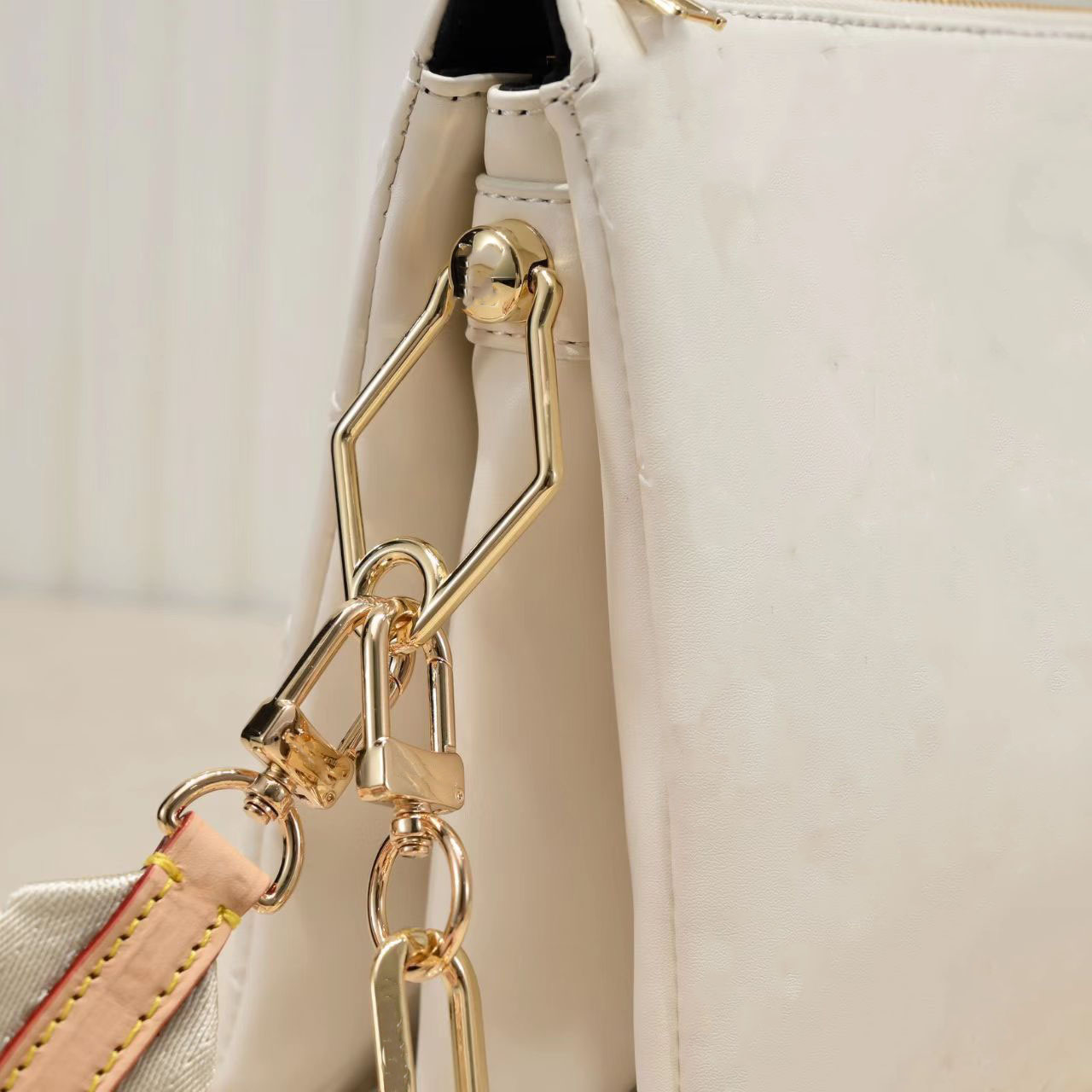 2022 luxurys Fashion COUSSIN women designers bag genuine calf leather embossed Chain carry Purse clutch crossbody hand shouler, 20cm deep blue gold chain
2022 luxurys Fashion COUSSIN women designers bag genuine calf leather embossed Chain carry Purse clutch crossbody hand shouler, 20cm deep blue gold chain
