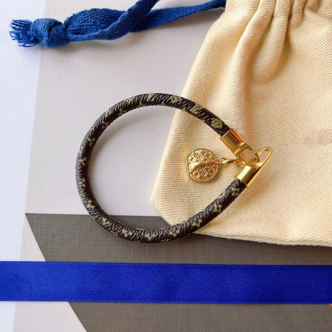 23ss Brand Bangle Fashion Design Elaborate Craft Bracelet Charming Design For Women Premium Jewelry Accessories Men Gift Party Birthday
23ss Brand Bangle Fashion Design Elaborate Craft Bracelet Charming Design For Women Premium Jewelry Accessories Men Gift Party Birthday