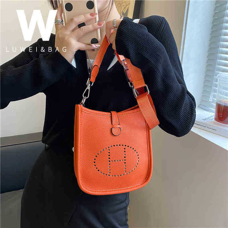 Herms Evelyn Handbags mini bag women's large capacity high-grade foreign style leather wide shoulder belt messenger, Orange
Herms Evelyn Handbags mini bag women's large capacity high-grade foreign style leather wide shoulder belt messenger, Orange