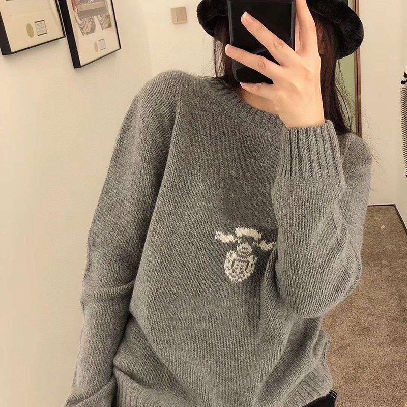 Designer Womens Sweaters Pradas Men Women Sweaters Jumper Letter Embroidery Pullover Sweater Prad Knitted Classic Knitwear Keep Warm Jumpers Knit Top For woman, Extra shipping cost
Designer Womens Sweaters Pradas Men Women Sweaters Jumper Letter Embroidery Pullover Sweater Prad Knitted Classic Knitwear Keep Warm Jumpers Knit Top For woman, Extra shipping cost