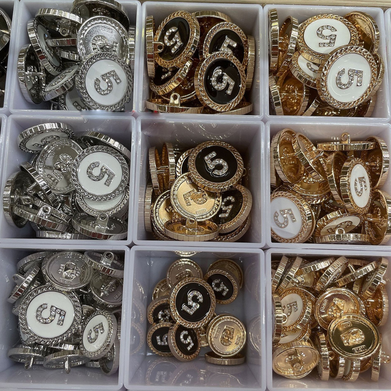 Sparkly Rhinestone NO5 Button Metal Round NO5 Diy Sewing Buttons for Shirt Sweater Coat
Sparkly Rhinestone NO5 Button Metal Round NO5 Diy Sewing Buttons for Shirt Sweater Coat