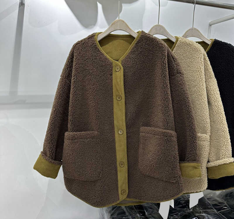 Brand Womens Jackets Contrast Color Fur Body High Warm Lamb Wool Coats Tops V-neck Pocket Cuffs Turned Out Outwear Soft Waxy Lovely Style Women Clothes 1970
Brand Womens Jackets Contrast Color Fur Body High Warm Lamb Wool Coats Tops V-neck Pocket Cuffs Turned Out Outwear Soft Waxy Lovely Style Women Clothes 1970