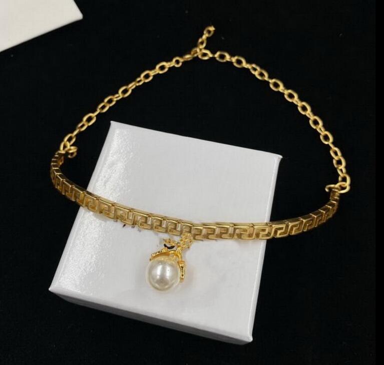 Simple Jewelry Pearl Pendants Choker Necklaces Chokers Hollow Out Greece Meander Pattern Necklace Banshee Medusa Portrait Designer Jewelry Women Gift MN1 -- 03
Simple Jewelry Pearl Pendants Choker Necklaces Chokers Hollow Out Greece Meander Pattern Necklace Banshee Medusa Portrait Designer Jewelry Women Gift MN1 -- 03