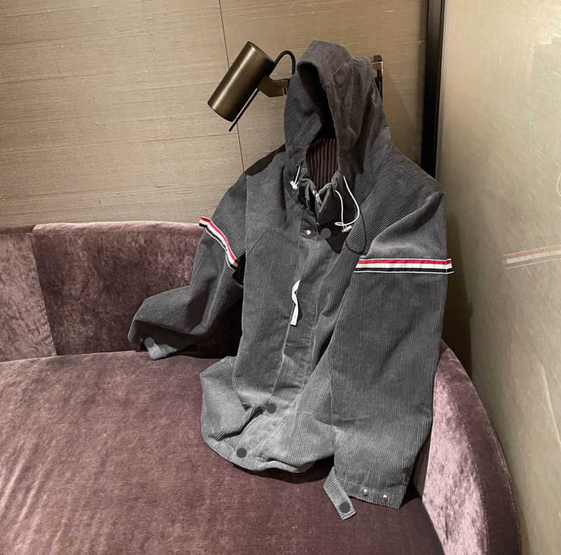 Designer Womens Jackets Corduroy Hooded Coat Drop Shoulder Color Stripe Decoration Single Button Jacket Neckline Drawstring Design Pocket Outwear Women Wear 1970
Designer Womens Jackets Corduroy Hooded Coat Drop Shoulder Color Stripe Decoration Single Button Jacket Neckline Drawstring Design Pocket Outwear Women Wear 1970