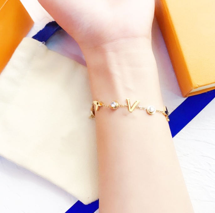 Fashion Designer Chain Bracelets Women Bangle Wristband Cuff Letter Bracelet Jewelry Crystal 18K Gold Plated Stainless steel Wedding Lovers Gift
Fashion Designer Chain Bracelets Women Bangle Wristband Cuff Letter Bracelet Jewelry Crystal 18K Gold Plated Stainless steel Wedding Lovers Gift