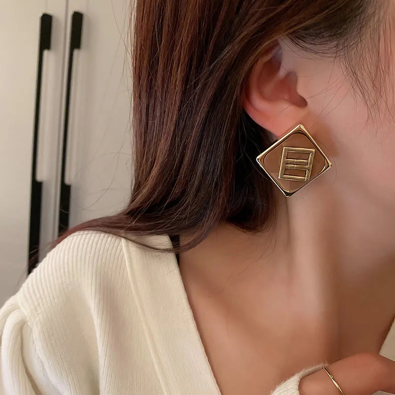 Classic Women Designers Stud Jewelry Earring Square Leather Geometry Ear Stud Womens Designer Studs S925silver Earrings Letter F22102705
Classic Women Designers Stud Jewelry Earring Square Leather Geometry Ear Stud Womens Designer Studs S925silver Earrings Letter F22102705