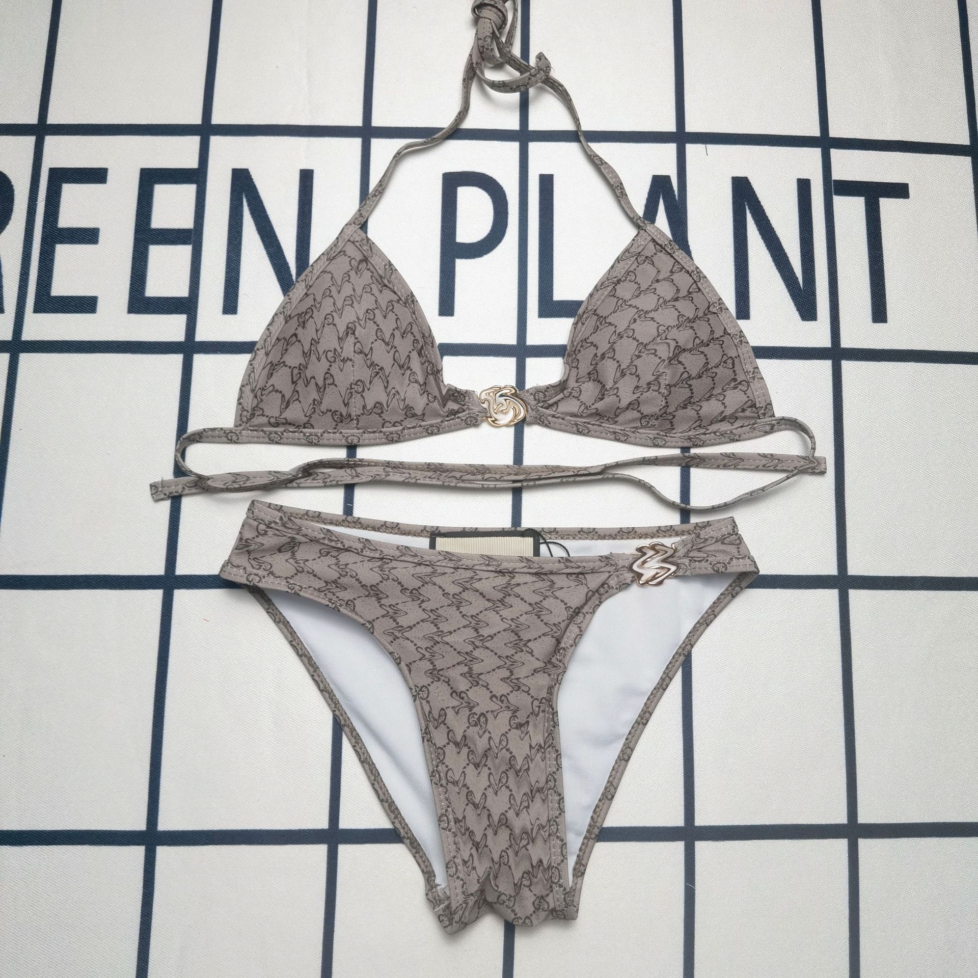 Luxury Gradient Home Textile Sexy Embroidery Bikini Set Brand Letters Swimwears Designer Metal Chain Ladies Backless Split Swimsuit, As the pics showed
Luxury Gradient Home Textile Sexy Embroidery Bikini Set Brand Letters Swimwears Designer Metal Chain Ladies Backless Split Swimsuit, As the pics showed