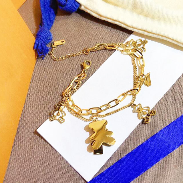 23ss Luxury Little Bear Link Chain Fashion Designer Bangle Jewelry 18k Gold Plated Girl Stainless Steel Couple Wedding Charm Bracelets Gift Accessories
23ss Luxury Little Bear Link Chain Fashion Designer Bangle Jewelry 18k Gold Plated Girl Stainless Steel Couple Wedding Charm Bracelets Gift Accessories