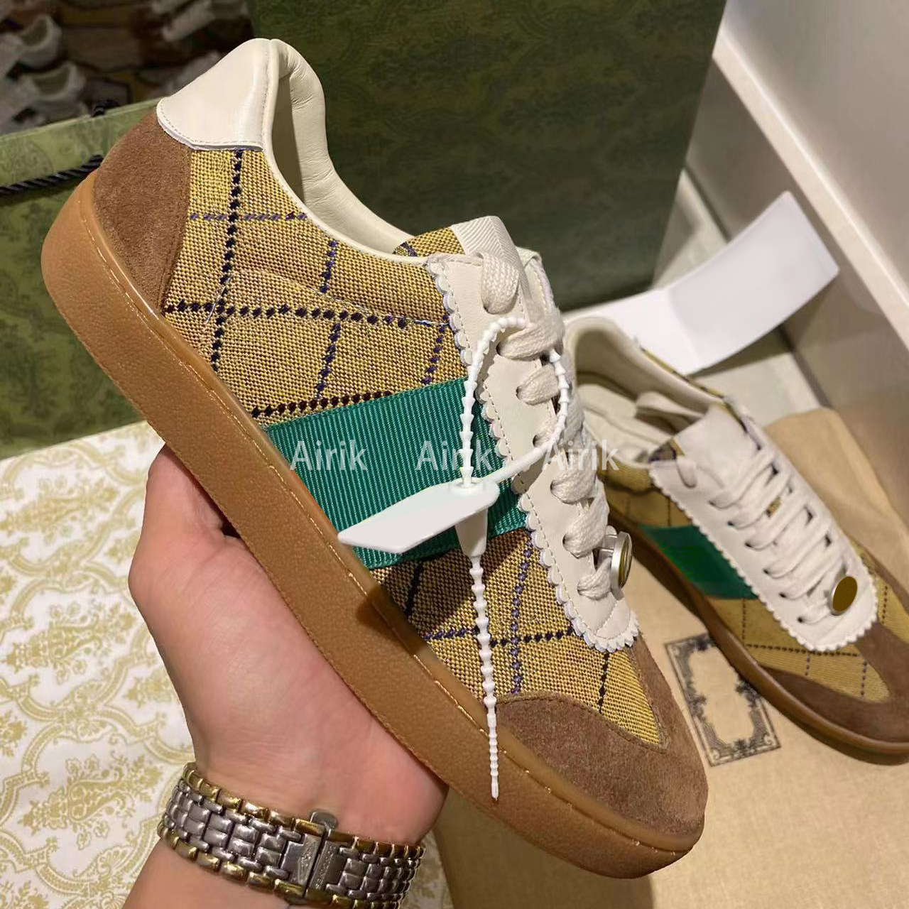 TOP. Screener Shoes Sneakers Designer Men Women Trainers Green Red Stripe Sneaker Classic Distressed Dirty Casual Shoe Fashion Vintage, Extra dust bag
TOP. Screener Shoes Sneakers Designer Men Women Trainers Green Red Stripe Sneaker Classic Distressed Dirty Casual Shoe Fashion Vintage, Extra dust bag