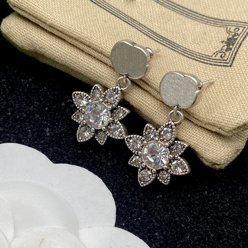 Designer Fashion Flower Earrings Womens Circle Diamond Earring Explosive All Match Earrings Vintage Premium Earring D22102704JX
Designer Fashion Flower Earrings Womens Circle Diamond Earring Explosive All Match Earrings Vintage Premium Earring D22102704JX