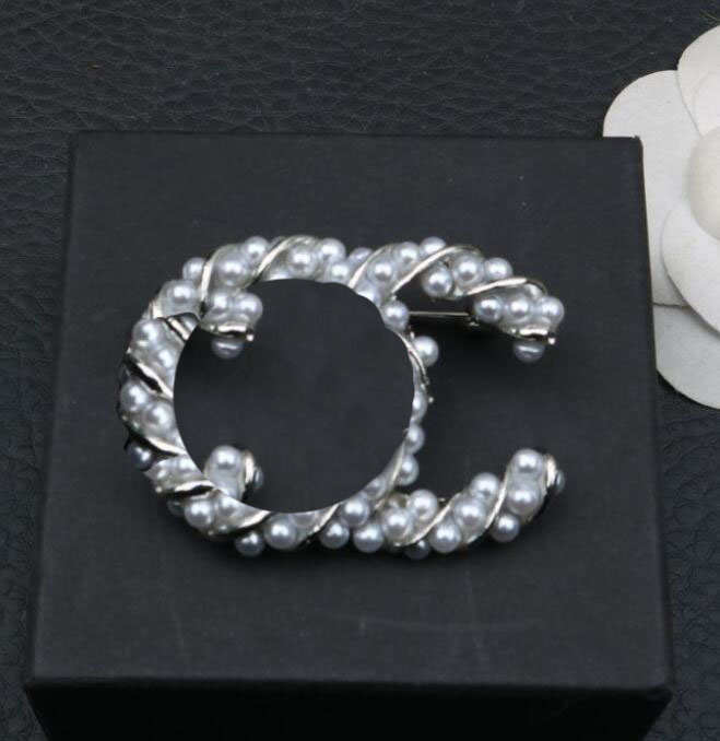 23ss 20style 18K Gold Plated Letters Brooches Small Sweet Wind Women Luxury Brand Designer Crystal Pearl Brooch Pins Metal Jewelry Fashion Accessories
23ss 20style 18K Gold Plated Letters Brooches Small Sweet Wind Women Luxury Brand Designer Crystal Pearl Brooch Pins Metal Jewelry Fashion Accessories