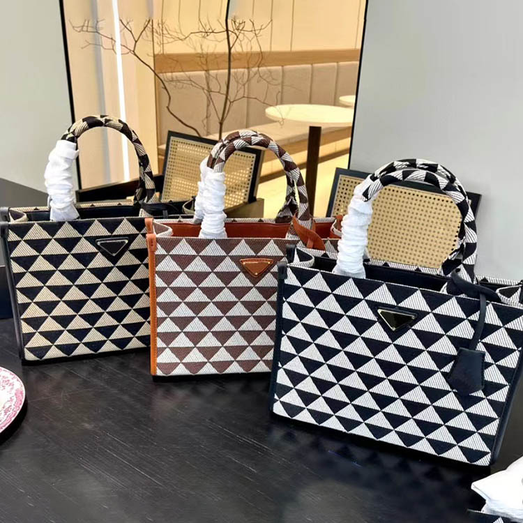22SS Book Tote Desinger handbag Beach bags New Canvas bag Triangular pattern fashion shoulder crossbody bag Big Satchels, White and black
22SS Book Tote Desinger handbag Beach bags New Canvas bag Triangular pattern fashion shoulder crossbody bag Big Satchels, White and black