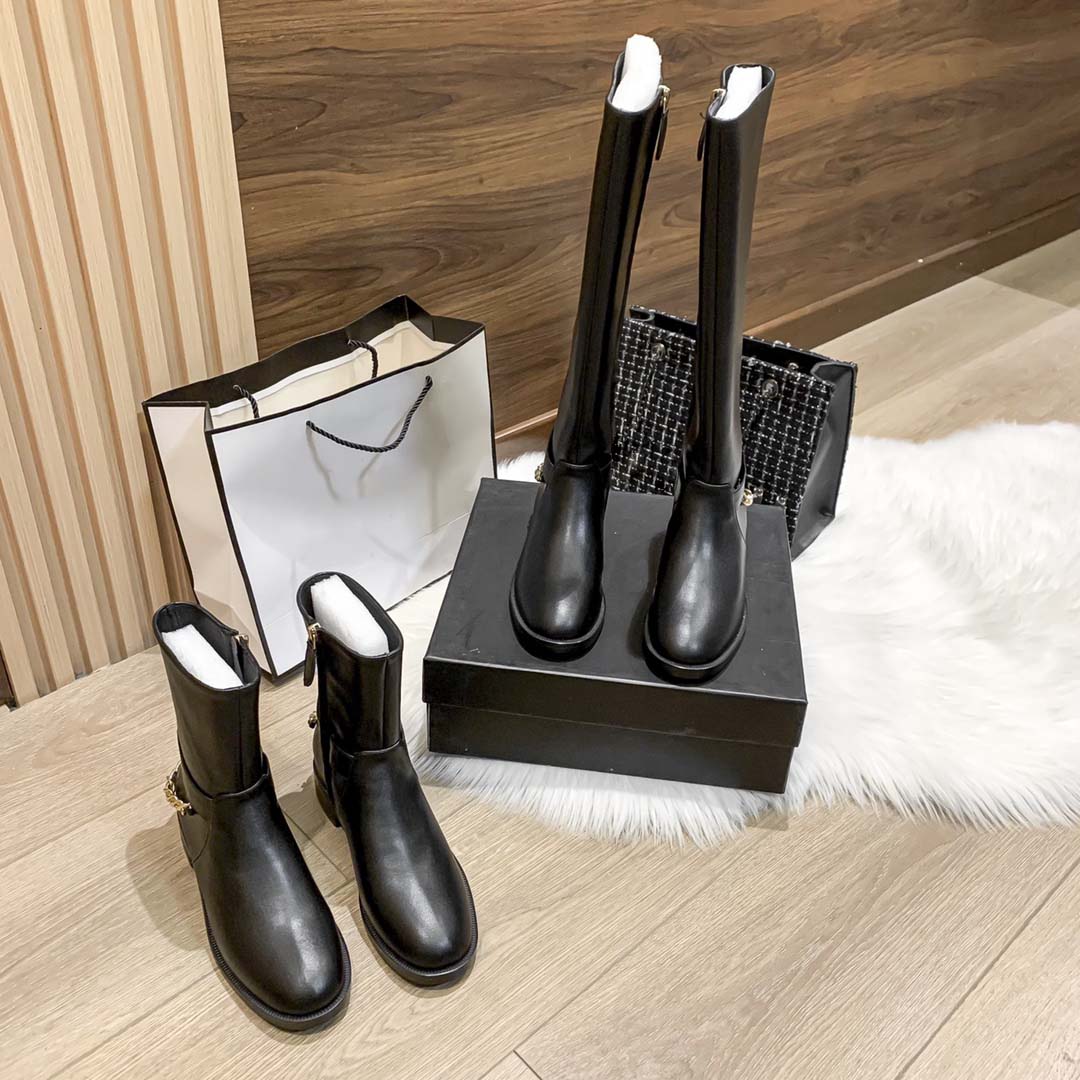 Boots Luxury designer winter boots women shoes 22A Chian Embellished Rider Boots high short platform Martens Stylish Versatile casual ankle snow
Boots Luxury designer winter boots women shoes 22A Chian Embellished Rider Boots high short platform Martens Stylish Versatile casual ankle snow