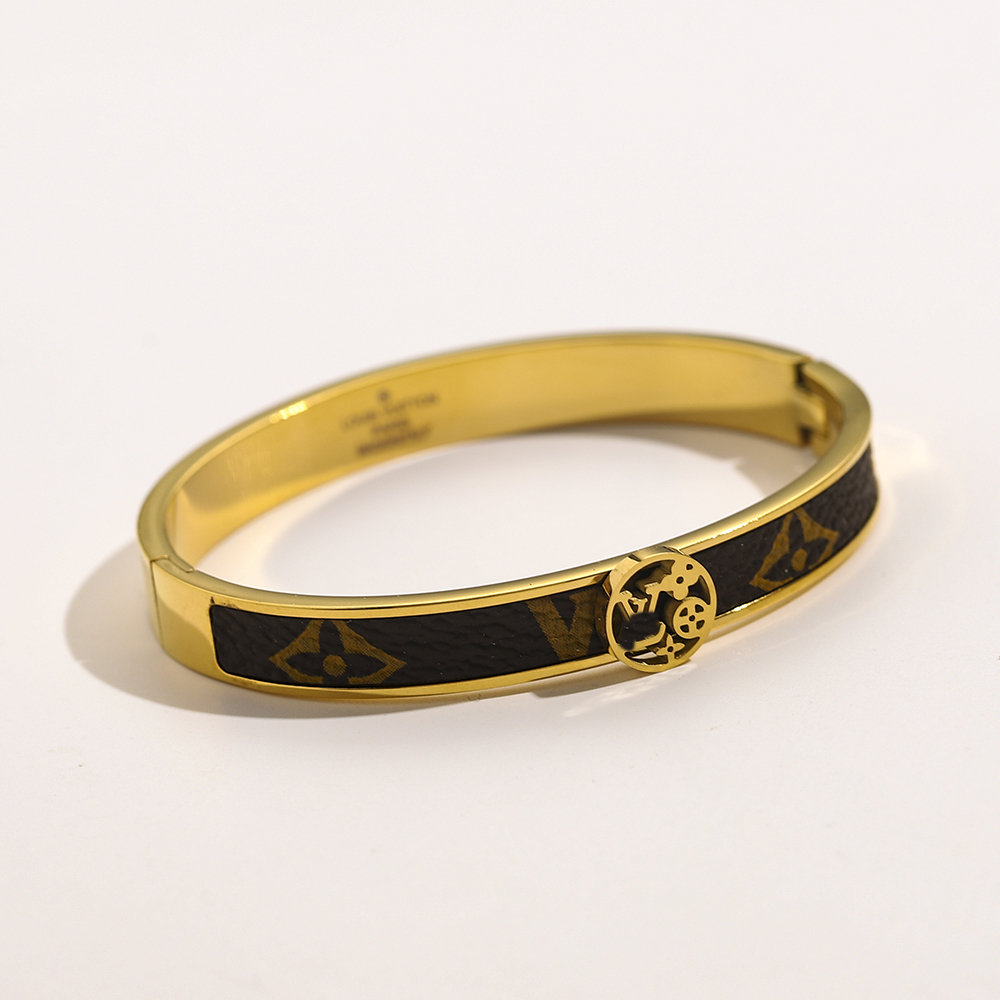 Europe America Fashion Style Bracelets With Steel Seal Women Bangle Luxury Designer Jewelry 18K Gold Plated Stainless steel Wedding Lovers Gift Bangles AA1728
Europe America Fashion Style Bracelets With Steel Seal Women Bangle Luxury Designer Jewelry 18K Gold Plated Stainless steel Wedding Lovers Gift Bangles AA1728