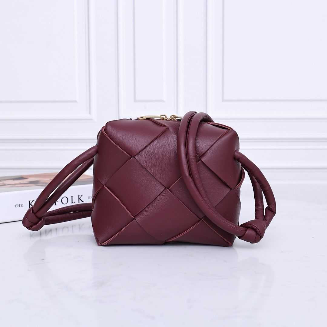 Classic fashion woven Bottess bags Venetas cross-country camera Leather 2022 new lattice mini sheepskin have logo, Black
Classic fashion woven Bottess bags Venetas cross-country camera Leather 2022 new lattice mini sheepskin have logo, Black