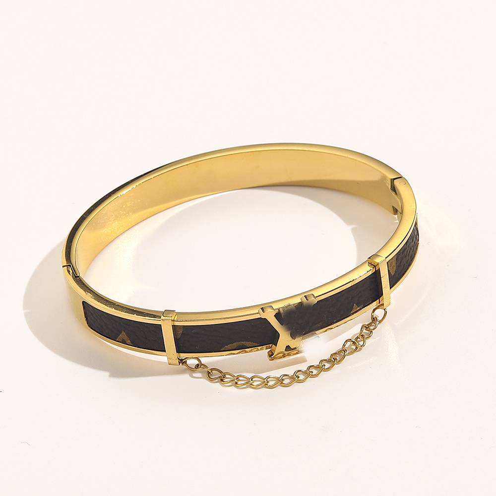 Europe America Fashion Style Bracelets With Steel Seal Women Bangle Luxury Designer Jewelry 18K Gold Plated Stainless steel Wedding Lovers Gift Bangles AA1434
Europe America Fashion Style Bracelets With Steel Seal Women Bangle Luxury Designer Jewelry 18K Gold Plated Stainless steel Wedding Lovers Gift Bangles AA1434