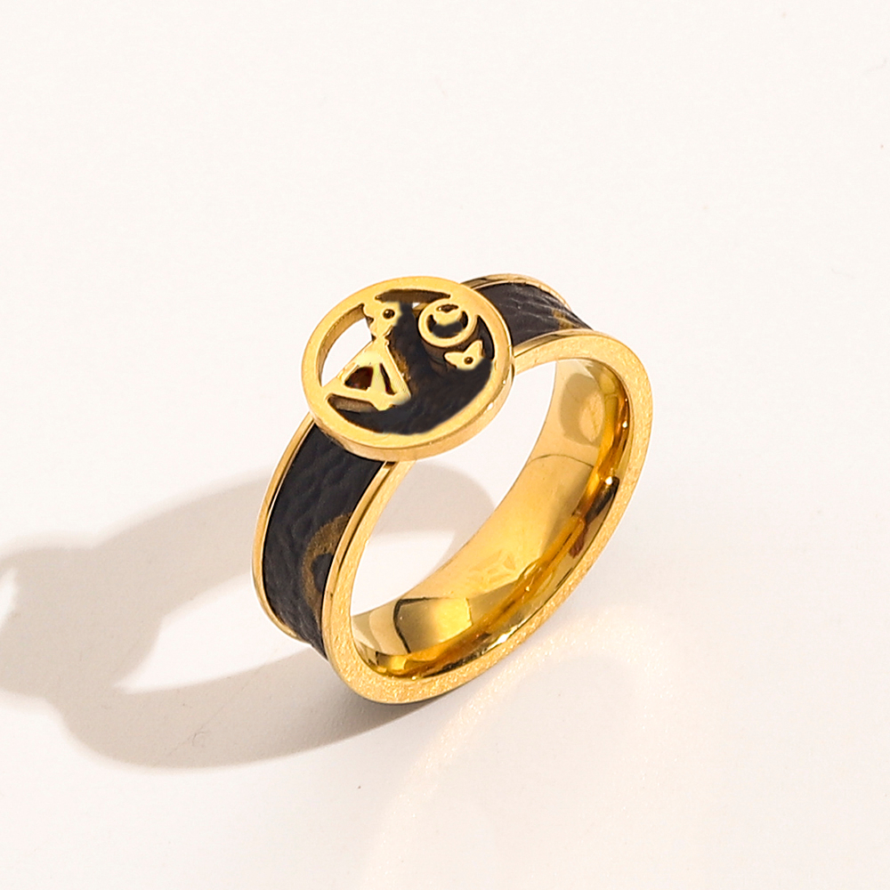 Luxury Jewelry Designer Rings Women 18K Gold Plated Stainless Steel Love Wedding Supplies Faux Leather Ring Fine Carving Finger Ring Accessories ZG1306
Luxury Jewelry Designer Rings Women 18K Gold Plated Stainless Steel Love Wedding Supplies Faux Leather Ring Fine Carving Finger Ring Accessories ZG1306