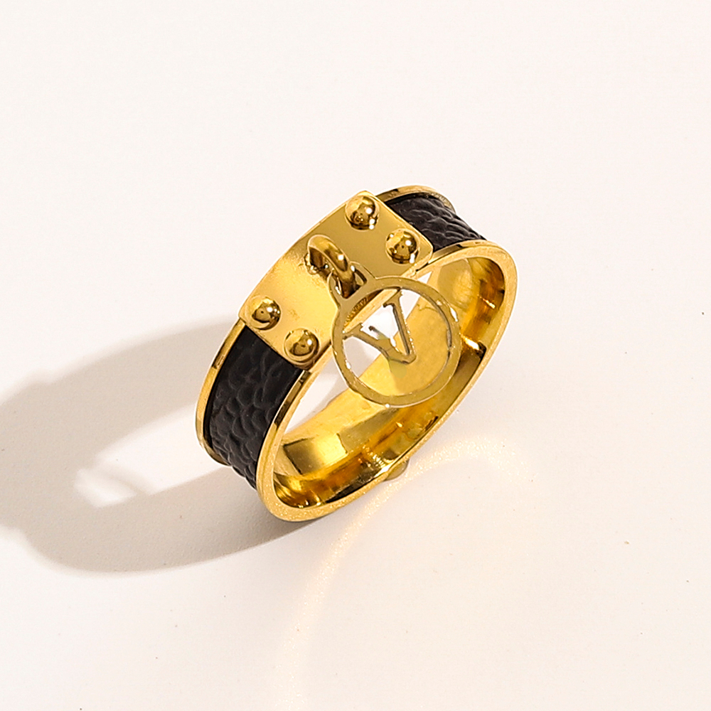Classic Rings Fashion Luxury Jewelry 18K Gold Plated Stainless Steel Style Faux Leather Women Wedding Band Ring For Lovers Accessories ZG1258
Classic Rings Fashion Luxury Jewelry 18K Gold Plated Stainless Steel Style Faux Leather Women Wedding Band Ring For Lovers Accessories ZG1258