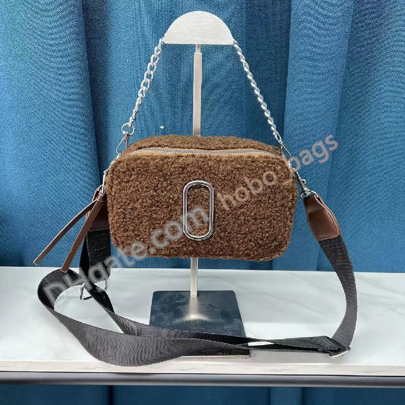 The teddy SNAPSHOT bags fashion Business Light Shoulder Handbags Lady Luxurys Designers Bag Double-J hardware Two zip sections Popular Women handbag, With double-j hardware
The teddy SNAPSHOT bags fashion Business Light Shoulder Handbags Lady Luxurys Designers Bag Double-J hardware Two zip sections Popular Women handbag, With double-j hardware
