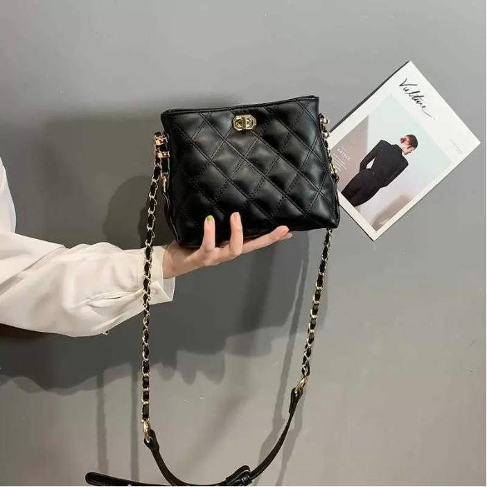 HBP Style Small bag woman Fashion 2022 fashionable ladies one-shoulder messenger chain Rhombus high-capacity Handbag R0426, Yellow
HBP Style Small bag woman Fashion 2022 fashionable ladies one-shoulder messenger chain Rhombus high-capacity Handbag R0426, Yellow