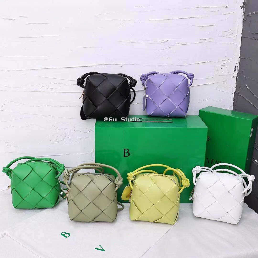 Classic fashion woven Bottess bags Venetas cross-country camera Small group light luxury B family female new leather cassette versatile one shoulder have logo, Black (calf)
Classic fashion woven Bottess bags Venetas cross-country camera Small group light luxury B family female new leather cassette versatile one shoulder have logo, Black (calf)