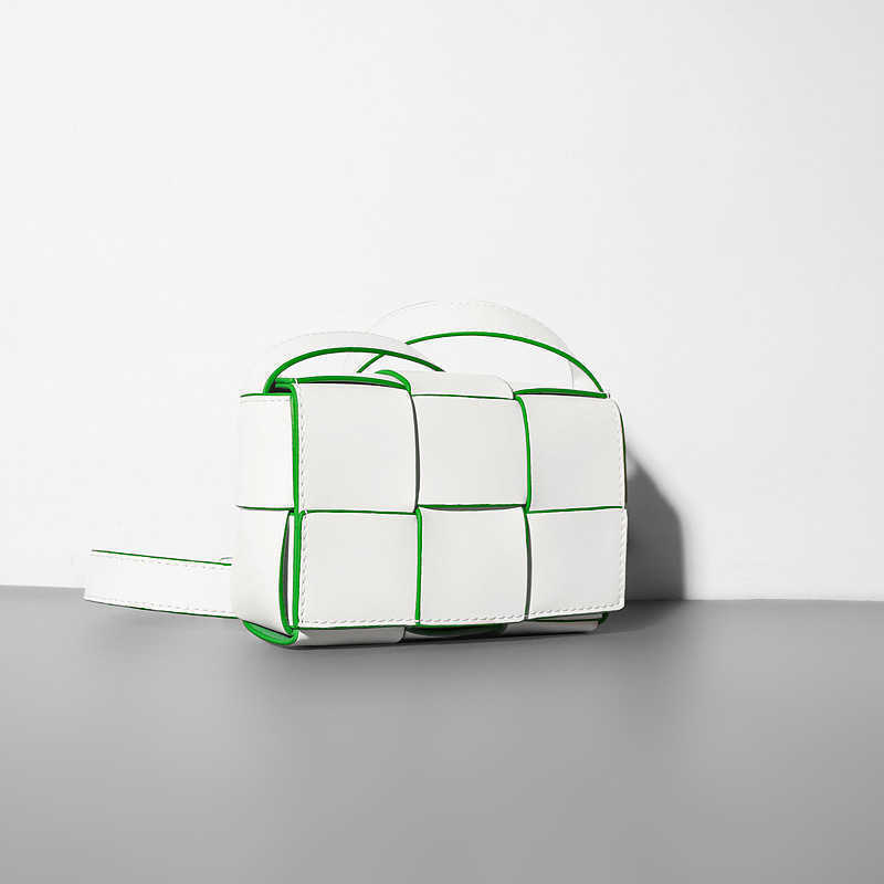 Luxurious Designer Bottess bags Venetas Autumn 2022 contrast Small Mini woven single shoulder Crossbody small square mobile s have a logo, Creamy-white
Luxurious Designer Bottess bags Venetas Autumn 2022 contrast Small Mini woven single shoulder Crossbody small square mobile s have a logo, Creamy-white