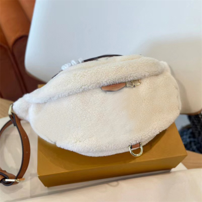 Designer bag Plush warm autumn and winter chest bag Men and women's same waist bag Versatile fashion wallet
Designer bag Plush warm autumn and winter chest bag Men and women's same waist bag Versatile fashion wallet