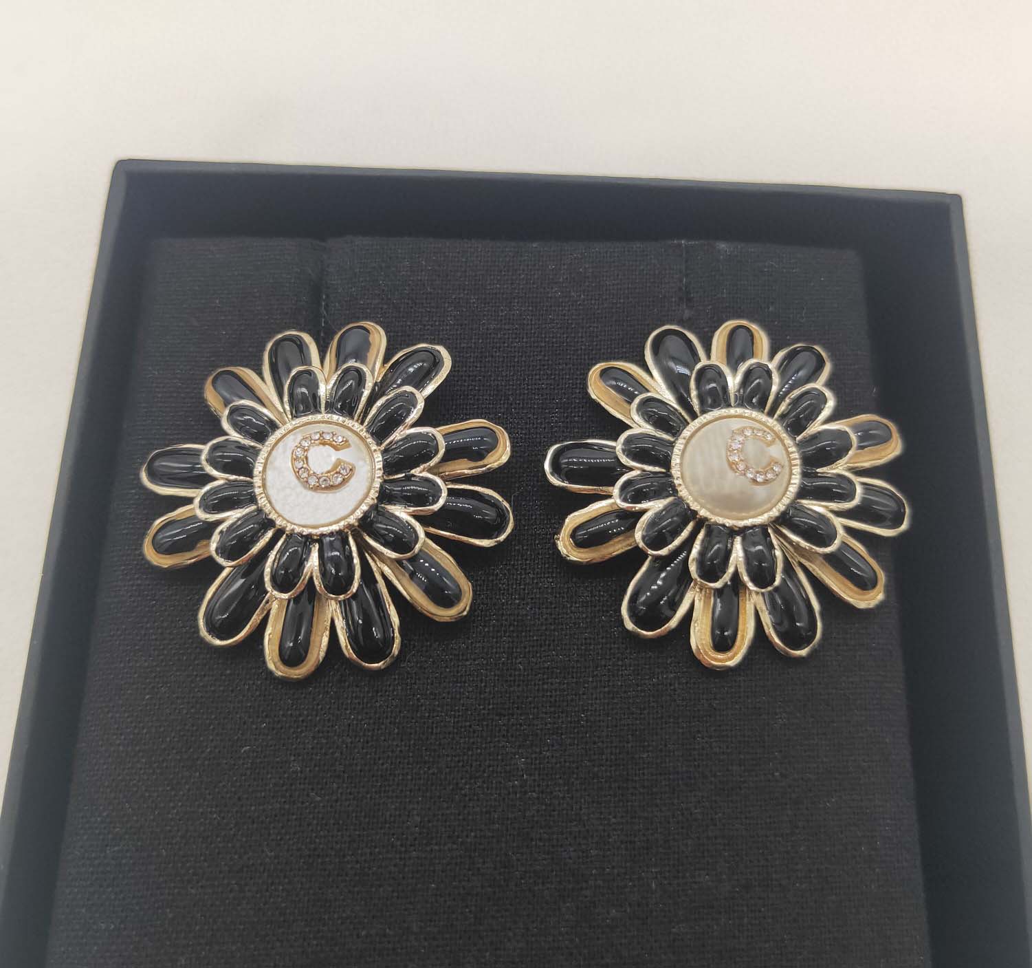 2022 Luxury quality sunflower shape charm stud earring and diamond black color style have box stamp PS3466A
2022 Luxury quality sunflower shape charm stud earring and diamond black color style have box stamp PS3466A