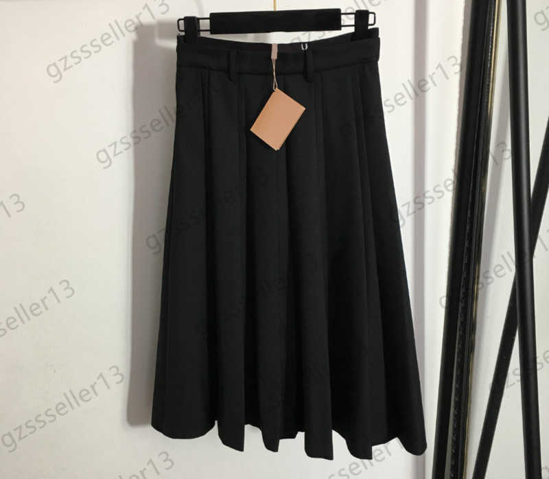 Womens Skirt Letter Ribbon Stitching High Waist Pleated Skirts Simple Casual Designer Joker Drape Autumn And Winter Women Clothing 2 Colors 1970
Womens Skirt Letter Ribbon Stitching High Waist Pleated Skirts Simple Casual Designer Joker Drape Autumn And Winter Women Clothing 2 Colors 1970