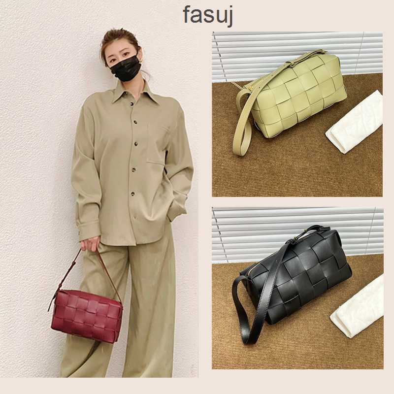 Luxurious Designer Bottess bags Venetas Autumn and winter 2022 new niche Design Leather woven pillow Boston one shoulder underarm ol Commuter female, Black
Luxurious Designer Bottess bags Venetas Autumn and winter 2022 new niche Design Leather woven pillow Boston one shoulder underarm ol Commuter female, Black