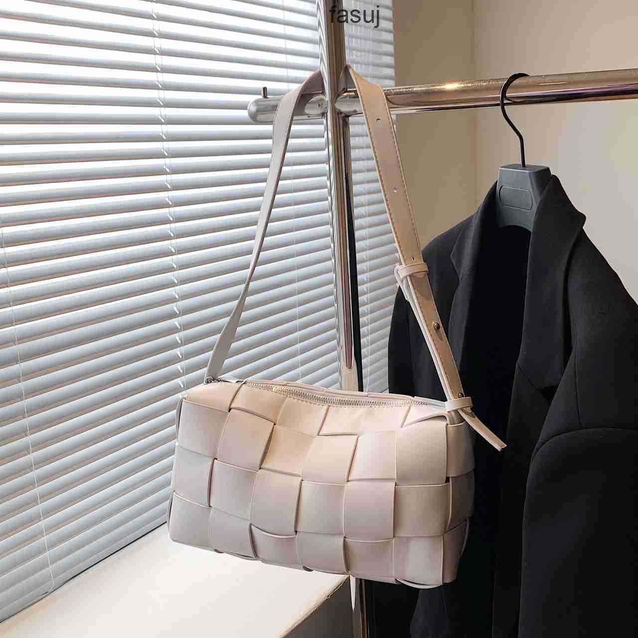 Luxurious Designer Bottess bags Venetas The new summer 2022 high-grade texture fashion versatile super soft leather underarm, Black
Luxurious Designer Bottess bags Venetas The new summer 2022 high-grade texture fashion versatile super soft leather underarm, Black