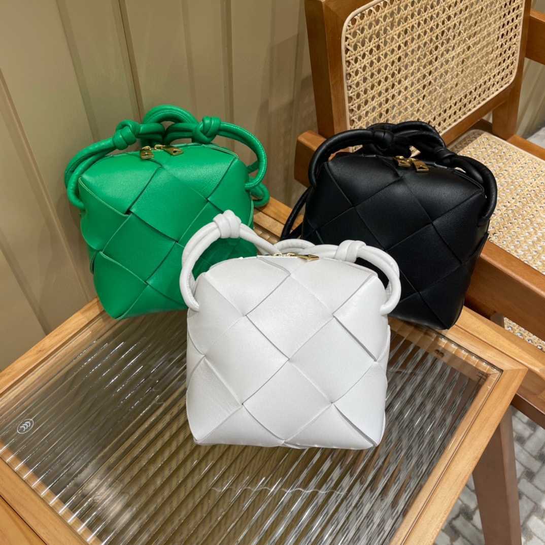 Classic fashion woven Bottess bags Venetas cross-country camera Triangle diamond CASSETTE have logo, Sky blue
Classic fashion woven Bottess bags Venetas cross-country camera Triangle diamond CASSETTE have logo, Sky blue