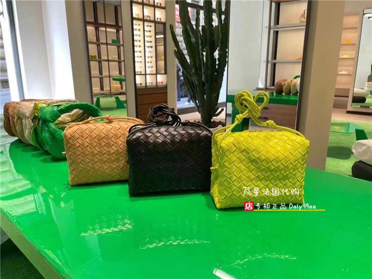 Classic fashion woven Bottess bags Venetas cross-country camera Woven Loop Soft Box Mini Camera One Shoulder Crossbody Women's have logo, Black
Classic fashion woven Bottess bags Venetas cross-country camera Woven Loop Soft Box Mini Camera One Shoulder Crossbody Women's have logo, Black